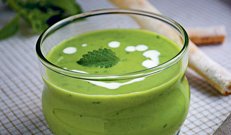 Gazpacho einmal grün statt rot. Eine kühle Hauptspeise für heiße Tage.