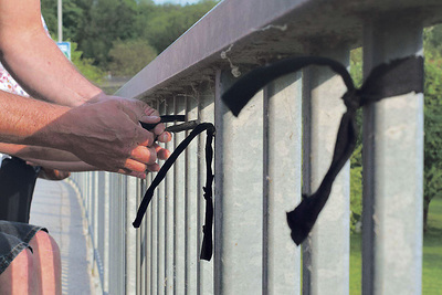 Schwarze Bänder stellen in Ansfelden Bezug zur Gegenwart her mit der Kritik an der „zunehmenden Unmenschlichkeit“. 