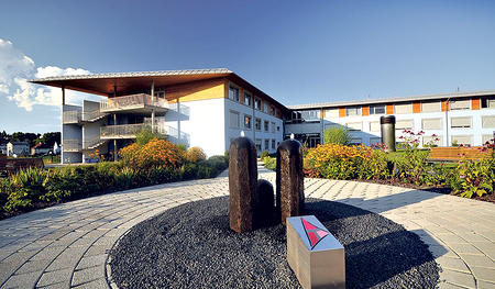 Das FraDomo Gallspach (links) und die Kapelle des Bezirksalten- und Seniorenheims Grieskirchen (rechts).   