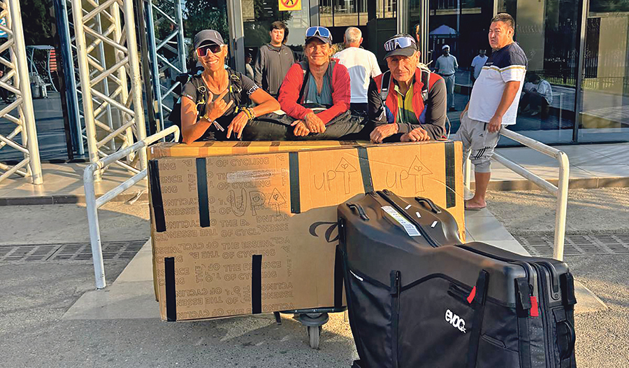 Andrea Hofbauer, Marion May und Rudi Karner (vorne von links im Bild) sind gut angekommen in Kirgistan und starten diese Woche ihre Radtour.  