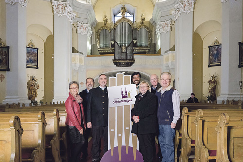 Das Orgelkomitee treibt den Orgelbau in der Basilika voran: Judith Lindtner, Gottfried Buchroithner, Pfarrer Eugen Szabo OSF, Pfarrer Paulraj N. Ramaiyan OSFS, Andrea Mayer, Wolfgang Seitz, Martin Buchgeher   