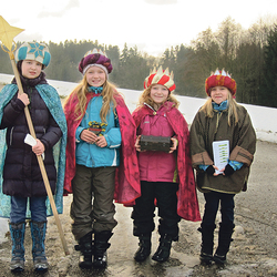Lena Steingress, Ronja Poschinger, Ilvy Poschinger und Lena Holland (von links) haben sich als Sternsingerinnen in der verschneiten Winterlandschaft auf den Weg gemacht, den Segen gebracht und Spenden für Menschen in Not gesammelt.  