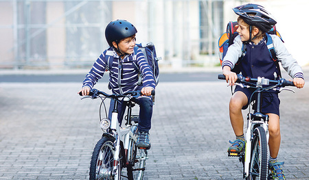 Mit Helm auf dem Fahrrad sicher unterwegs.  