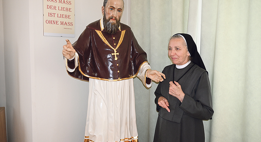 Sr. Maria-Brigitte Kaltseis, Oblatin des hl. Franz von Sales, bei der Statue des hl. Franz von Sales, die die Schwestern in der NS-Zeit beschützt hat. Sie steht wie damals im Noviziatszimmer im Kloster in Linz-Urfahr. 