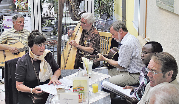 Die Singrunde in Marchtrenk musiziert für den guten Zweck.   