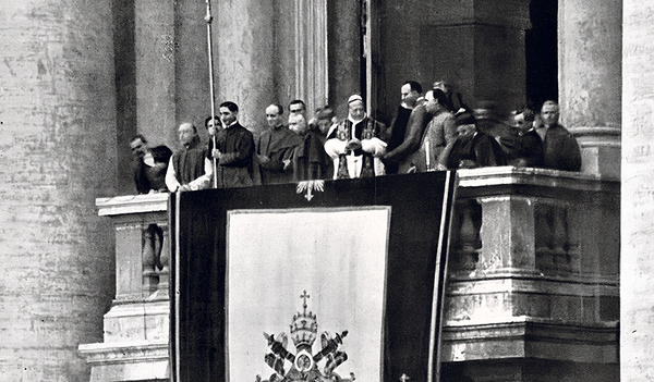 Pius XI. spendete 1922 erstmals seit 1870 wieder den Segen zur Stadt Rom hin.