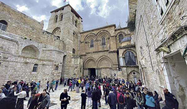 Reisen ins Heilige Land (Israel und Palästina) waren bis zur Corona-Krise ein Renner: der Vorplatz zur Grabeskirche.   