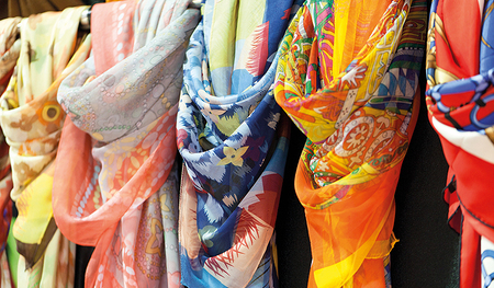 Tücher aus Baumwolle und Seide auf einem Markt in Istanbul.   