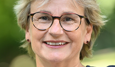 Elisabeth Zoll ist Politologin und arbeitet seit 1993 als Redakteurin bei der Südwest Presse Ulm mit Schwerpunkten in den Bereichen Politik und Kirche. 