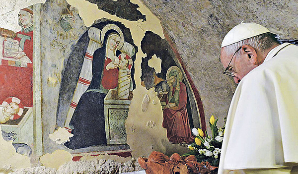 Papst Franziskus betete vor der ersten Krippe in der Grotte der Wallfahrtskirche im italienischen Greccio.  