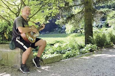 Leben von und mit dem, was andere aus freien Stücken verschenken: Johannes Seidl im Park mit Gitarre