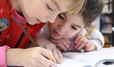 Familienbeihilfen und andere Familienleistungen sollen an die realen Kinderkosten angepasst werden, fordern katholische Organisationen.