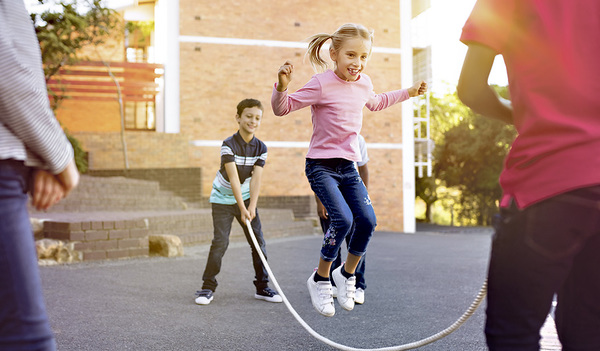 Spielende Kinder können manche Nachbarn nerven. Bei Konflikten hilft professionelle Begleitung.