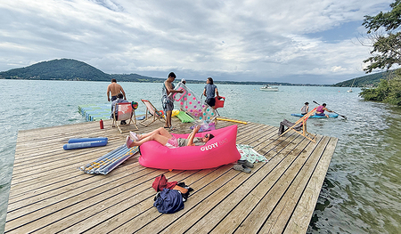 Die Jugendlichen verbringen gerne Zeit am Attersee. Eine sommerliche Stimmung ist deutlich spürbar. 