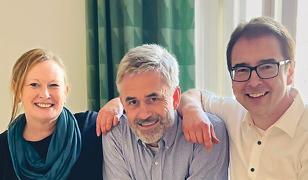 Das neue Leitungsteam der Pfarre Braunau:  Pfarrer Gert Smetanig (re.),  Pastoralvorständin: Irene Huss (li.) und Verwaltungsvorstand: Martin Lang (Mitte)