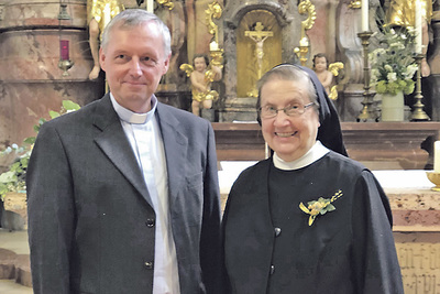 Pfarrer Johann Greinegger mit der Jubilarin Sr. Emilie Pölzleitner  