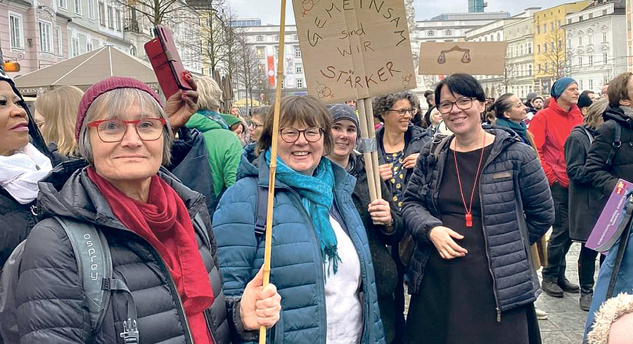 Anna Wall-Strasser (li.) bei der Demo „8. März“ mit KABOÖ und Treffpunkt Pflegepersonal  