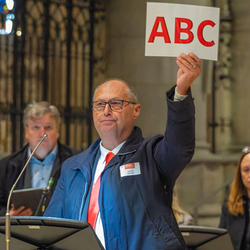 Reinhold Hofstetter bringt das ABC für die Worte der Kirchenzeitung