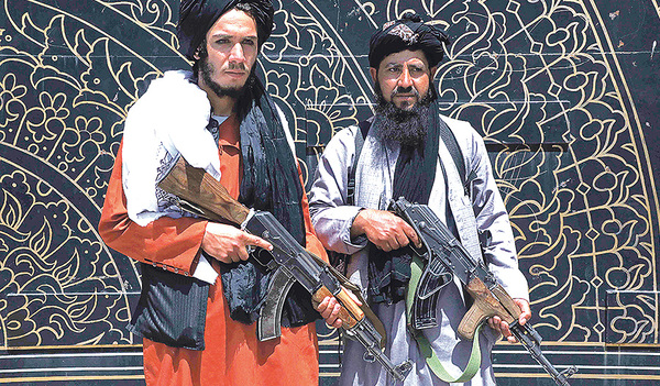 Taliban bewachen ein Provinzregierungsgebäude. AFP/APA