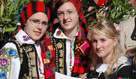 Sonntag der V?lker,  25. September 2005, 
Begegnung verschiedenster Volksgruppen am Domplatz
Messfeier im Dom, Tanz, Begegnung, Gespr?ch, Musik,  
Bischof Richard Weberberger, Brasilien, 
Mariendom Linz, Mariendom, Trachten, Tracht, Menschen, Afr