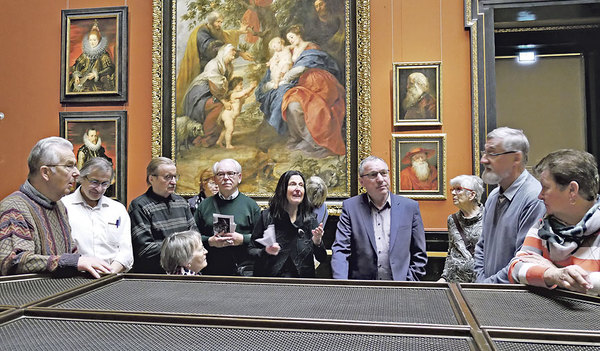 Mag. Silvia Rainer (5. von links) erläutert aus kunstgeschichtlicher Sicht die „biblischen Bilder“ im Kunsthistorischen Museum in Wien.  