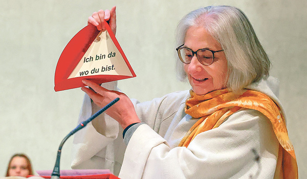 Maria-Anna Grasböck mit dem Zelt, einem Symbol für die Kirche