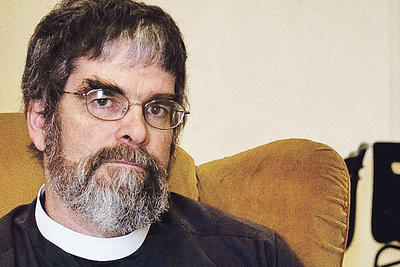 Bruder Dr. Guy Consolmagno studierte am renommierten Massachusetts Institute of Technology und an der University of Arizona. 1989 trat er bei den Jesuiten ein  und begann 1993 für die Vatikanische  Sternwarte zu arbeiten.  