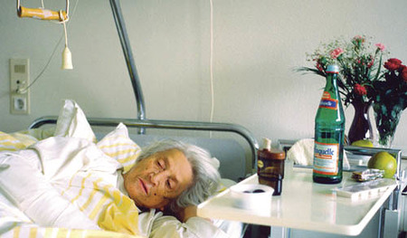 Seniorin im Krankenbett