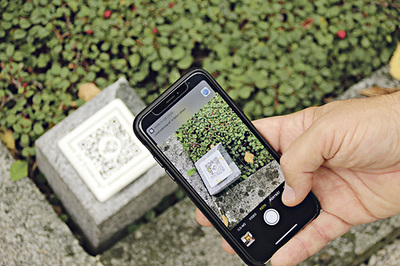 Verwalter Clemens Frauscher (oben) und sein Team bemühen sich um die Friedhofskultur. Bei Grabstellen Prominenter lassen sich über QR-Codes Infos aufs Handy leiten.