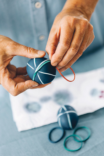 Mit der Shibori-Technik lassen sich die naturgefärbten Ostereier ganz einfach verzieren.   