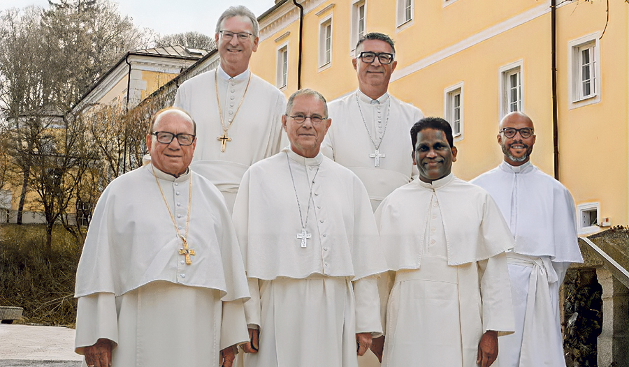 Generalabt Jos Wouters (1. Reihe, 2. von links) mit dem Gastgeber Abt Lukas Dikany (hinten links) und seinen Definitoren-Kollegen sowie dem Sekretär des Gremiums.   