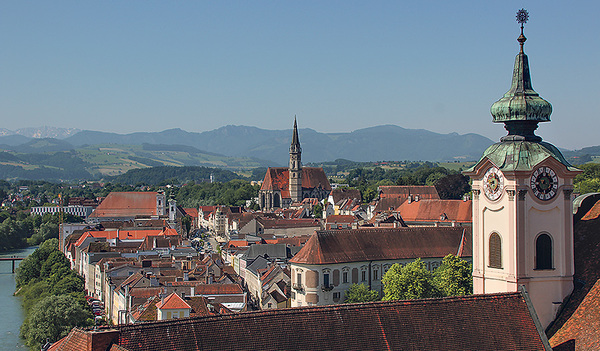 Blick auf das Zentrum von Steyr: Hinten in der Mitte die Stadtpfarrkirche, vorne rechts ein Turm von St. Michael.  