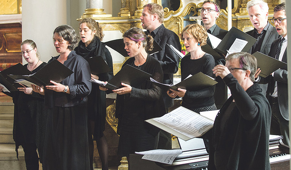 Sabine Müller in Aktion mit ihrem Ensemble  „Scola LitHora“ in der Jesuitenkirche Mannheim
