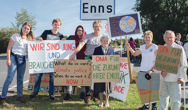 Gemeinsam setzte sich die Ennser Familie Spiekermann-Pellinger auch auf Demos für die Umwelt und das Klima ein. Matthias Pellinger (rechts) hat seinen Enkel Michael (2. von links) bei seinem Klimaangagement stark geprägt. 