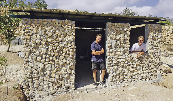 Fabian (links) und Lukas halfen beim Bau dieser neuen Unterkunft für Volontäre.   