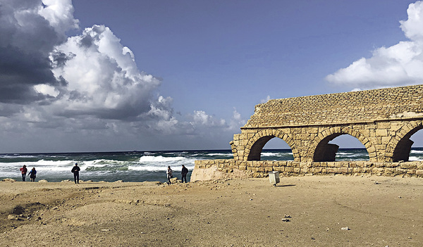 Wo Himmel und Erde sich berühren: römsiche Wasserleitung bei Cäsarea am Meer. 