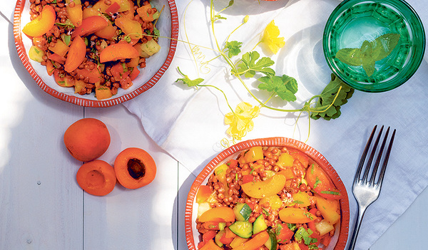 Der fruchtige Salat bietet an heißen Sommertagen eine knackige Alternative. 