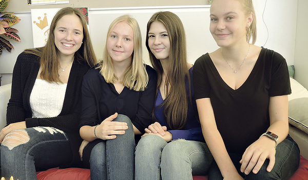 Gespräch in der Schule: hier mit Sophie Weißgärber, Hannah Puckmayr, Sina Hinterndorfer und Marlene Klein 