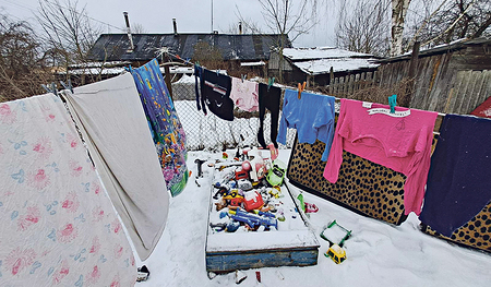 Das Haus in Belarus, in dem Natalja und ihr Mann Alexander mit ihren vier Kinder leben, ist sehr klein. Sogar im Winter müssen sie die Wäsche zum Trocknen draußen aufhängen. Die Caritas OÖ unterstützt Familien wie Nataljas in Krisensituationen mit Ba