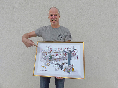 Hans Baumgartner bekam zusätzlich zu der großen Tierschar noch einen Cartoon überreicht, auf dem er eine Hühnerschar dirigiert. Das Bild stammt aus der Feder von Chormitglied Mike Hackl.