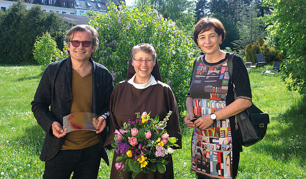 Die Klaraschwestern in Bregenz erhielten einen der vier Preise der Orden. Äbtissin Sr. Rita-Maria Schmid mit dem Künstler Marbod Fritsch und Laudatorin Eva Maria Kaiser.