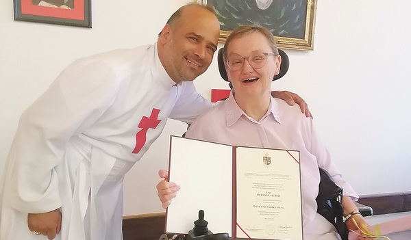 Kamillianerpater Fredi György – Assista wurde vom Kamillianer P. Anton Gots gegründet – überreichte im Auftrag von Bischof Manfred Scheuer die Dankesurkunde an Hermi Aicher.         