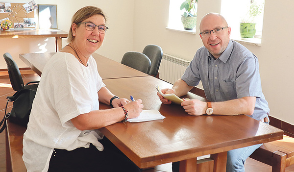 Sigried Spindlbeck zu Besuch bei Franziskanerbruder Andrej Zhyljewitsch in Weißrussland. 