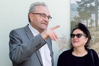 Er hat vieles vorangetrieben: der verstorbene Pfarrer Christian Öhler, hier im Gespräch mit Intendantin Elisabeth Schweeger.  