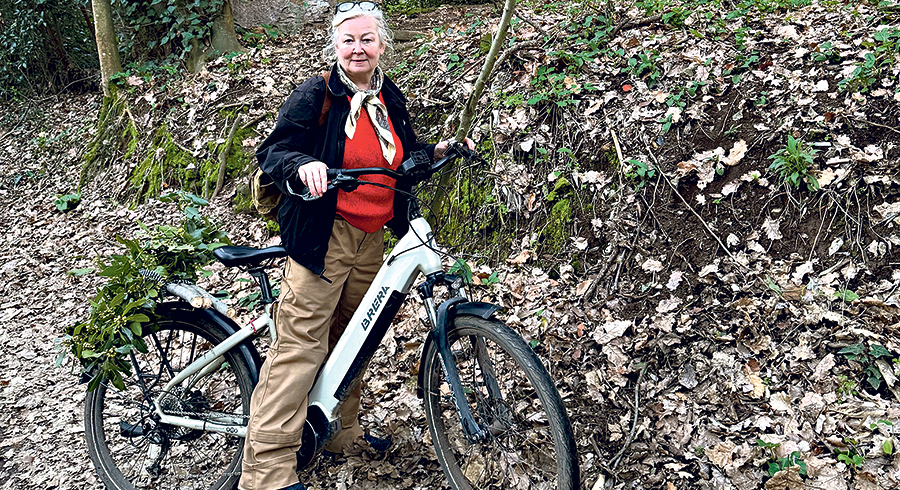 Iris Andraschek machte sich auf den Weg: hier in Rom beim Sammeln der Hölzer für den Pilgerstab der Pfarre Urfahr-St. Junia. 