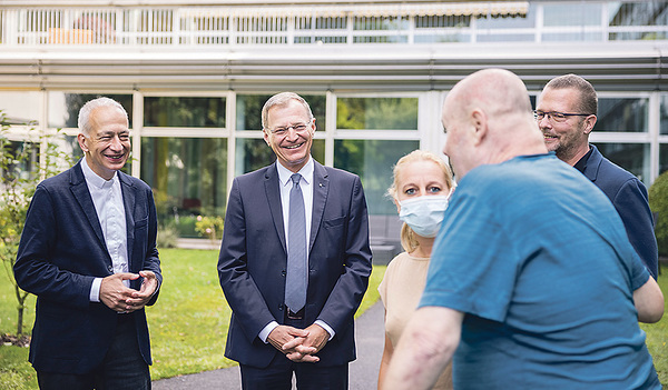 Landau und Stelzer besuchten unter anderem die Caritas-Einrichtungen St. Elisabeth und St. Anna in Linz. 