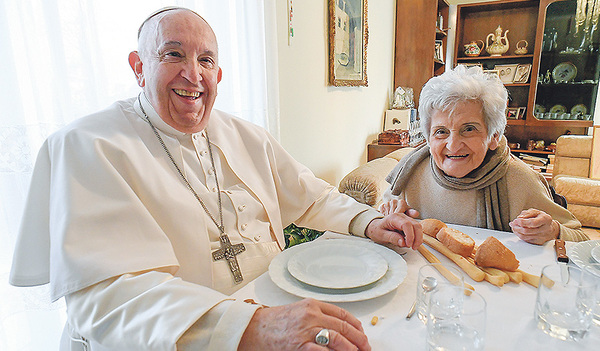 Auf Besuch in der Heimat seiner Vorfahren traf Papst Franziskus auch seine Cousine Carla Rabezzana, die kürzlich 90 Jahre alt wurde. 