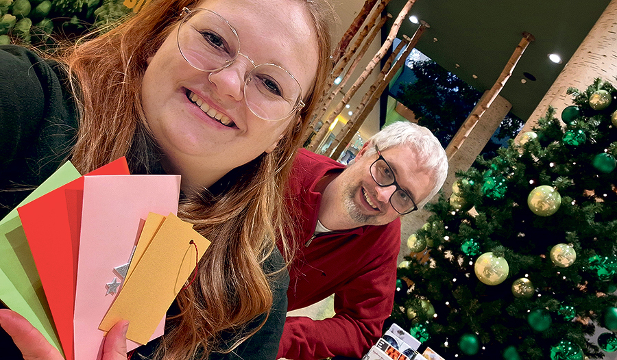 Kärtchen für „unbezahlbare“ Wünsche austeilen: Das ist eine der Aktionen der nachgehenden Seelsorge, an der Elena Gratzer und René Koppenberger-Drenik (im Bild) mitwirken.   