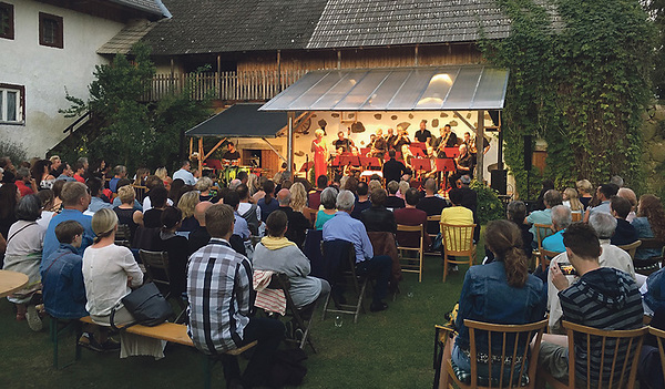Kultur am Pienkenhof. Die Sommerbühne öffnet am 9. Juli mit einem Konzert, am 23. Juli ist Theaterpremiere.
