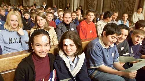 Sch?lerinnen beim Gottesdienst. 110 Jahre Albertus Magnus-Schule (AMS).
Wien, Stephansdom, 2.5.2002
? Franz Josef Rupprecht; A-7123 M?nchhof; Bank: Raiffeisenbank M?nchhof (BLZ 33054), Kto.-Nr.: 17.608 